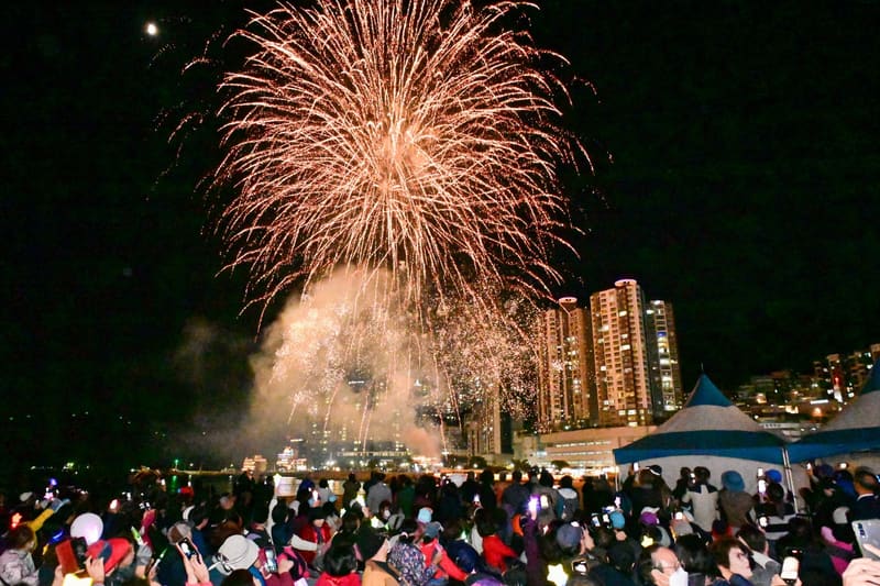 Crowds on Songdo Beach watching fireworks over the water at the 2025 Busan Mackerel Festival