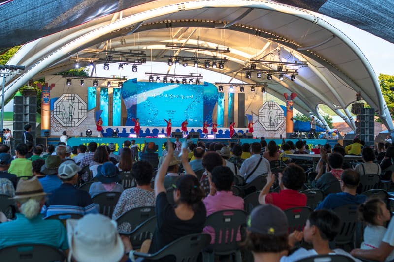 A stage performance at the 2018 Gangjin Celadon Festival, watched by an audience seated under the canopy