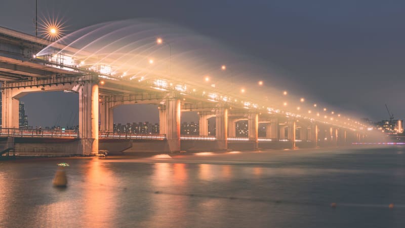 The Moonlight Rainbow Fountain on Banpo Bridge at dusk; the summer festival is centred on Yeouido and other Han River parks