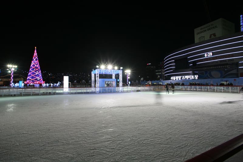 The Seoul Plaza ice rink at night, with a Christmas tree, in December 2010